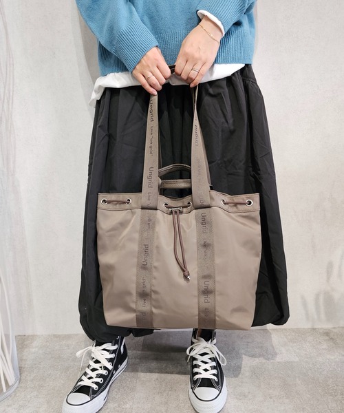 Ungrid（アングリッド）の「【Ungrid/アングリッド】ナイロン ロゴテープ　牛革ハンドル　2WAY 巾着トートバッグ（トートバッグ・レディース・グレイッシュベージュ/ブラック/ブラック系その他/ベージュ/アイボリー・FREE）」の7枚目の写真