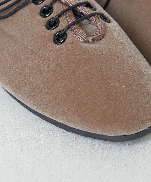 FREAK'S STORE（フリークスストア）の「限定展開　ROVERETO/ロベレート　ベロア レースパンプス（レースアップ/フラットシューズ）（パンプス・レディース・ブラック/ベージュ/グリーン/ピンク・SMALL/MEDIUM/LARGE）」の5枚目の写真