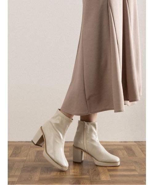 DULCIS REGALO（ドルキス レガロ）の「ElvisLuce(エルビスルーチェ)8cmヒール厚底ストームストレッチボリュームソールショートブーツ（ブーツ・レディース・アイボリー/ブラック・LL/L/M/S）」の2枚目の写真