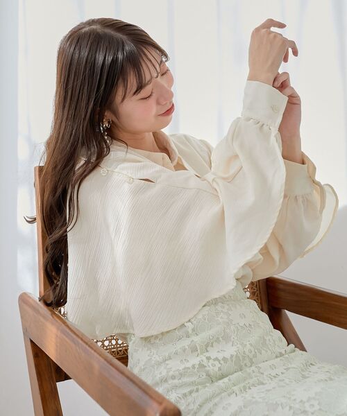 MAJESTIC LEGON（マジェスティックレゴン）の「肩あきケープブラウス（シャツ/ブラウス・レディース・ライトグレー/アイボリー/ブラック・MEDIUM）」の2枚目の写真