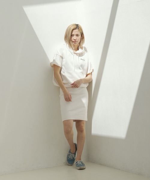 RVCA(ルーカ)の「RVCA レディース MINI RVCA HOODIE ST DRESS ワンピース 【2024年春夏モデル】/ルーカレディースタイトリブデザインワンピースフーディ(ワンピース・レディース・イエロー/ブラック/ホワイト×ネイビー・SMALL/MEDIUM)」の5枚目の写真
