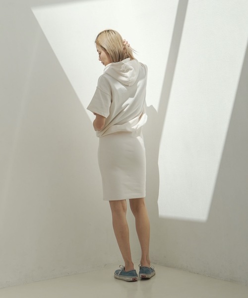 RVCA(ルーカ)の「RVCA レディース MINI RVCA HOODIE ST DRESS ワンピース 【2024年春夏モデル】/ルーカレディースタイトリブデザインワンピースフーディ(ワンピース・レディース・イエロー/ブラック/ホワイト×ネイビー・SMALL/MEDIUM)」の7枚目の写真