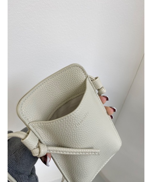 JUMELLE(ジュメロ)の「daily smapho pouch(ボディバッグ/ウエストポーチ・レディース・アイボリー/ブラック・FREE)」の4枚目の写真