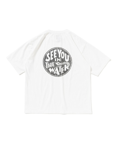 MAGIC NUMBER（マジック ナンバー）の「【MAGIC NUMBER】SEE YOU IN THE WATER XV US COTTON T-SHIRT（Tシャツ/カットソー・メンズ・ホワイト/ミント/パープル/ブラック・MEDIUM/LARGE/X-LARGE）」の2枚目の写真