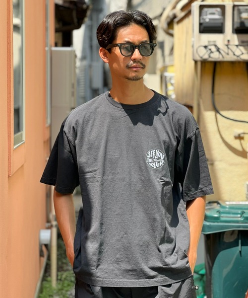 MAGIC NUMBER（マジック ナンバー）の「【MAGIC NUMBER】SEE YOU IN THE WATER XV US COTTON T-SHIRT（Tシャツ/カットソー・メンズ・ホワイト/ミント/パープル/ブラック・MEDIUM/LARGE/X-LARGE）」の18枚目の写真