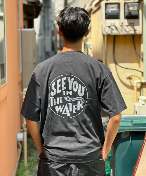 MAGIC NUMBER（マジック ナンバー）の「【MAGIC NUMBER】SEE YOU IN THE WATER XV US COTTON T-SHIRT（Tシャツ/カットソー・メンズ・ホワイト/ミント/パープル/ブラック・MEDIUM/LARGE/X-LARGE）」の21枚目の写真