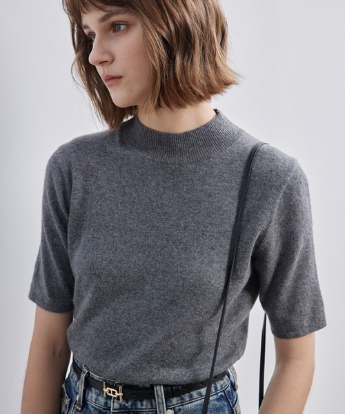 ELOOPS(イーループス)の「【ELOOPS】クルーネック フィットニットTシャツ・プルオーバー(Tシャツ/カットソー・レディース・ライトベージュ/チャコールグレー/ブルー・L/M/S)」の1枚目の写真