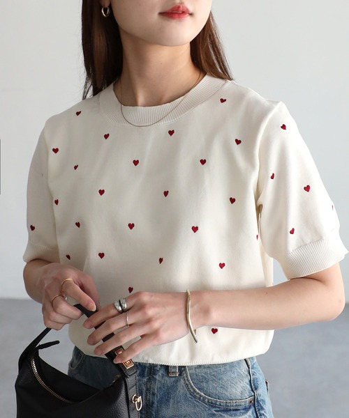 Riberry（リベリー）の「スポンディッシュハート刺繍半袖ニット（ニット/セーター・レディース・ブラック/アイボリー/ベージュ/ネイビー/ホワイト×レッド・FREE）」の3枚目の写真
