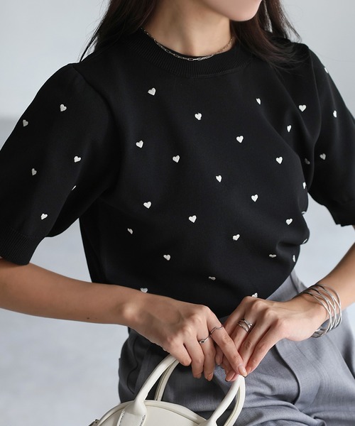 Riberry（リベリー）の「スポンディッシュハート刺繍半袖ニット（ニット/セーター・レディース・ブラック/アイボリー/ベージュ/ネイビー/ホワイト×レッド・FREE）」の4枚目の写真
