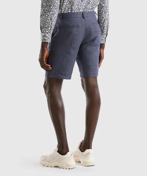 BENETTON (UNITED COLORS OF BENETTON)（ベネトンユナイテッドカラーズオブベネトン）の「リネン先染めストライプバミューダショートパンツ（その他パンツ・メンズ・インディゴブルー・44/46/50/42）」の2枚目の写真