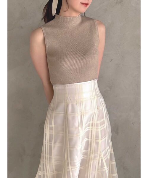 dazzlin（ダズリン）の「ラメニットノースリトップス（ニット/セーター・レディース・ベージュ/レッド/ライトグレー/チャコールグレー/オフホワイト・FREE）」の5枚目の写真