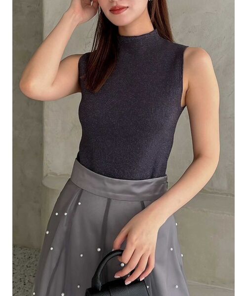 dazzlin（ダズリン）の「ラメニットノースリトップス（ニット/セーター・レディース・ベージュ/レッド/ライトグレー/チャコールグレー/オフホワイト・FREE）」の3枚目の写真