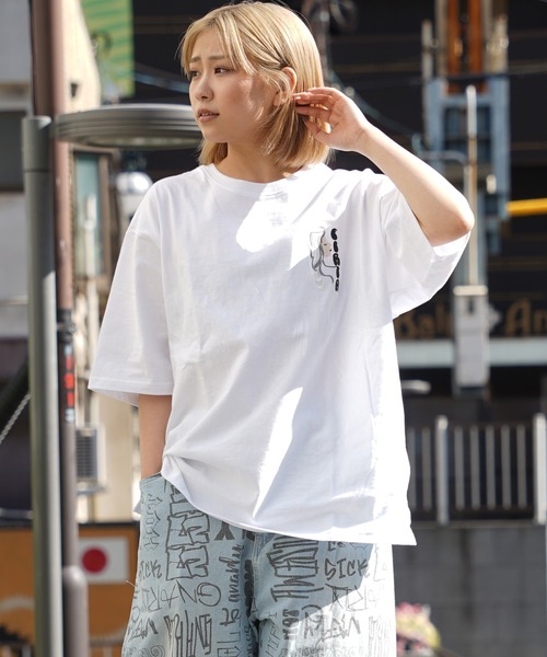 1111clothing(ワンフォークロージング)の「【unisex】ガールズイラスト Tシャツ / オーバーサイズTシャツ ビッグシルエット メンズ レディース(Tシャツ/カットソー・メンズ・ホワイト/ブラック・ONESIZE(M))」の5枚目の写真