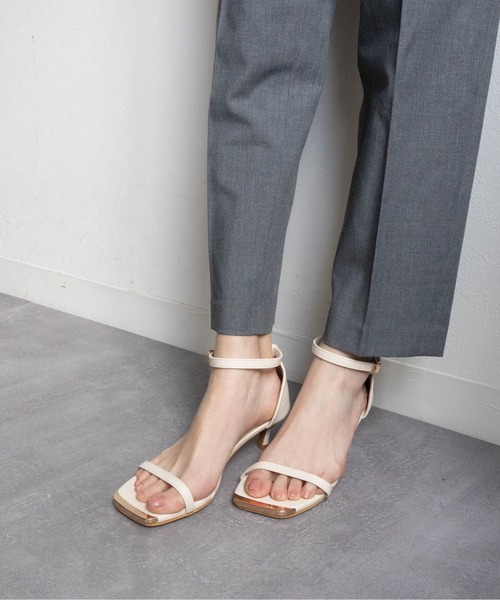 Fabby fabby(ファビィーファビィー)の「ピンヒールトゥキャップストラップサンダル(サンダル・レディース・ブラック/オフホワイト・SMALL/MEDIUM/LARGE)」の1枚目の写真