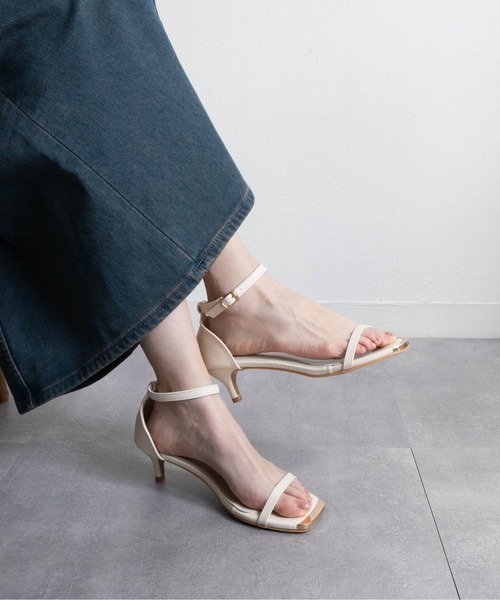 Fabby fabby(ファビィーファビィー)の「ピンヒールトゥキャップストラップサンダル(サンダル・レディース・ブラック/オフホワイト・SMALL/MEDIUM/LARGE)」の7枚目の写真