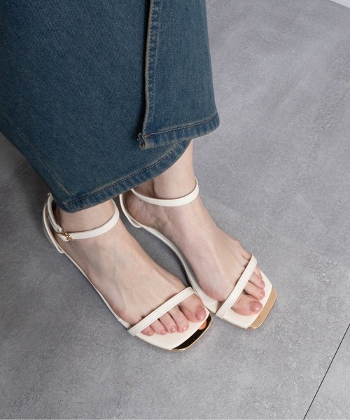 Fabby fabby(ファビィーファビィー)の「ピンヒールトゥキャップストラップサンダル(サンダル・レディース・ブラック/オフホワイト・SMALL/MEDIUM/LARGE)」の9枚目の写真