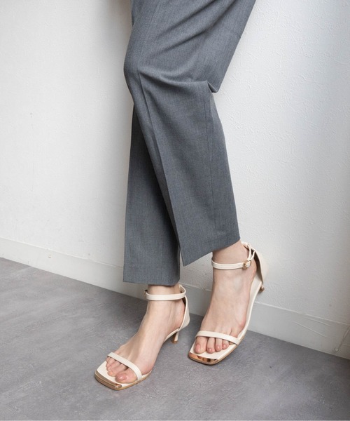 Fabby fabby(ファビィーファビィー)の「ピンヒールトゥキャップストラップサンダル(サンダル・レディース・ブラック/オフホワイト・SMALL/MEDIUM/LARGE)」の11枚目の写真