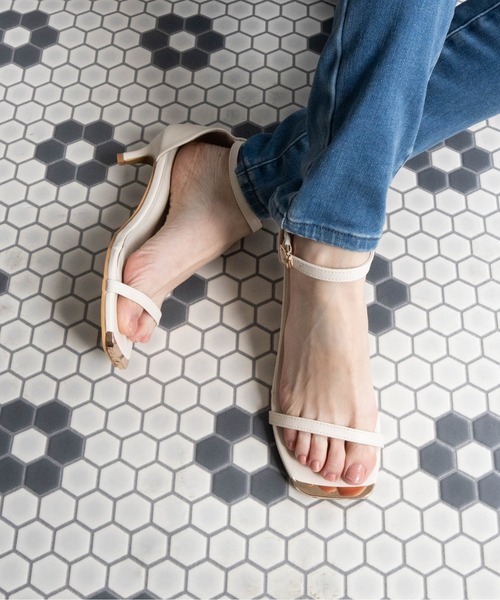 Fabby fabby(ファビィーファビィー)の「ピンヒールトゥキャップストラップサンダル(サンダル・レディース・ブラック/オフホワイト・SMALL/MEDIUM/LARGE)」の13枚目の写真