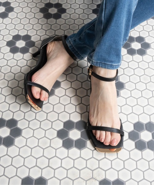 Fabby fabby(ファビィーファビィー)の「ピンヒールトゥキャップストラップサンダル(サンダル・レディース・ブラック/オフホワイト・SMALL/MEDIUM/LARGE)」の14枚目の写真