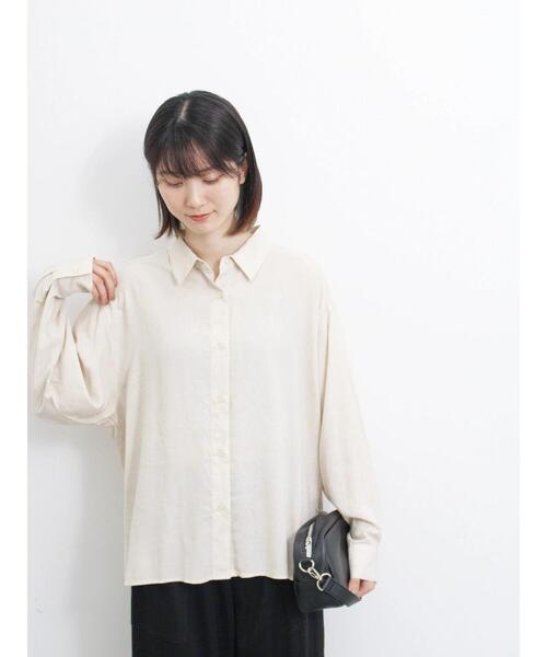 Samansa Mos2 blue（サマンサモスモスブルー）の「【接触冷感】麻レーヨンシャツ（シャツ/ブラウス・レディース・キナリ/ネイビー/チャコールグレー/ブルー/カーキ/イエロー・F）」の2枚目の写真