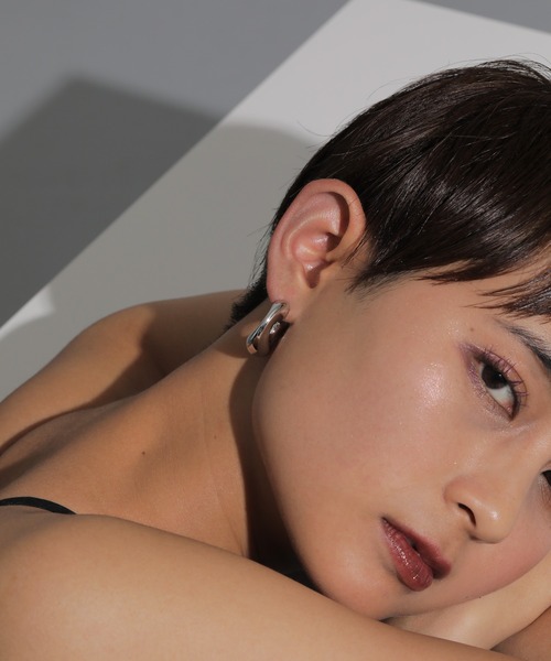 voov(ブーブ)の「メタル ニュアンス ハーフフープ ピアス(ピアス(両耳用)・レディース・シルバー/ゴールド・フリー)」の8枚目の写真