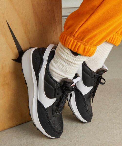 NIKE（ナイキ）の「ナイキ ワッフル デビュー ウィメンズシューズ / Nike Waffle Debut Women's Shoes DH9523-002 Black（スニーカー・レディース・ブラック・22/22.5/23/23.5/24/24.5/25/25.5/26/26.5/27/27.5/28/28.5/29）」の4枚目の写真