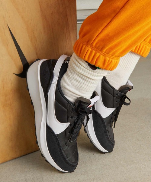 NIKE（ナイキ）の「ナイキ ワッフル デビュー ウィメンズシューズ / Nike Waffle Debut Women's Shoes DH9523-002 Black（スニーカー・レディース・ブラック・22/22.5/23/23.5/24/24.5/25/25.5/26/26.5/27/27.5/28/28.5/29）」の2枚目の写真