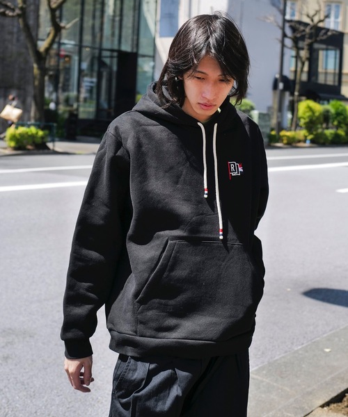 roial(ロイアル)の「HOODIE/ROIAL(ロイアル)ワンポイントロゴ刺繍無地パーカー(パーカー・メンズ・ネイビー/ブラック・X-LARGE/LARGE/MEDIUM)」の5枚目の写真