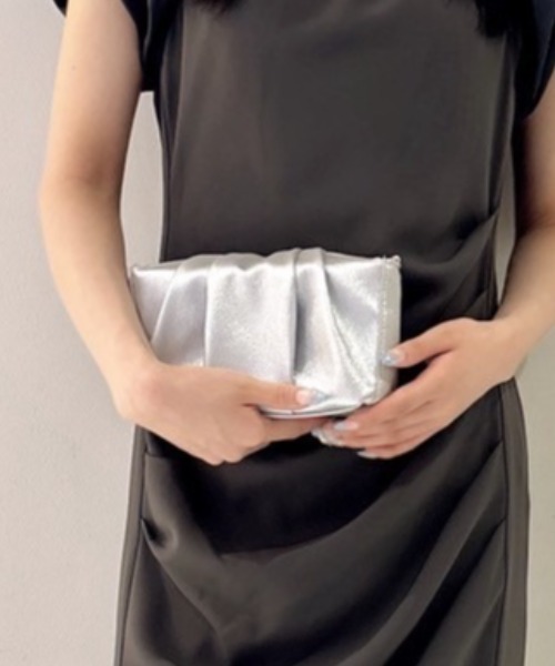 Cupid Heart(キューピッドハート)の「【Cupid Heart】結婚式用!タックデザイン・マグネット式パーティーバッグ(ショルダーバッグ・レディース・ブラック/シルバー/ベージュ・MEDIUM)」の3枚目の写真