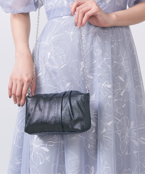 Cupid Heart(キューピッドハート)の「【Cupid Heart】結婚式用!タックデザイン・マグネット式パーティーバッグ(ショルダーバッグ・レディース・ブラック/シルバー/ベージュ・MEDIUM)」の11枚目の写真