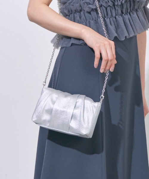 Cupid Heart(キューピッドハート)の「【Cupid Heart】結婚式用!タックデザイン・マグネット式パーティーバッグ(ショルダーバッグ・レディース・ブラック/シルバー/ベージュ・MEDIUM)」の6枚目の写真