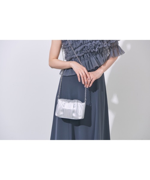 Cupid Heart(キューピッドハート)の「【Cupid Heart】結婚式用!タックデザイン・マグネット式パーティーバッグ(ショルダーバッグ・レディース・ブラック/シルバー/ベージュ・MEDIUM)」の4枚目の写真