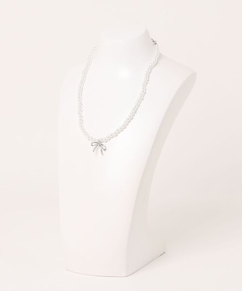 FOREVER 21（フォーエバー トゥエンティーワン）の「リボンパールネックレス（ネックレス・レディース・ホワイト系その他・FREE）」の2枚目の写真