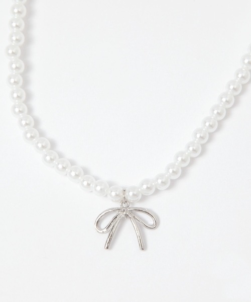 FOREVER 21（フォーエバー トゥエンティーワン）の「リボンパールネックレス（ネックレス・レディース・ホワイト系その他・FREE）」の3枚目の写真