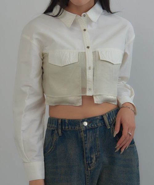 MAGASIN DE MODE Onjna(マガジンデモードオンジェナ )の「【MAGASIN DE MODE Onjna】Organdy metal pocket short shirts / オーガンジーメタルポケットショートシャツ trc(シャツ/ブラウス・レディース・ブラック/グレイッシュベージュ/オフホワイト・FREE)」の2枚目の写真