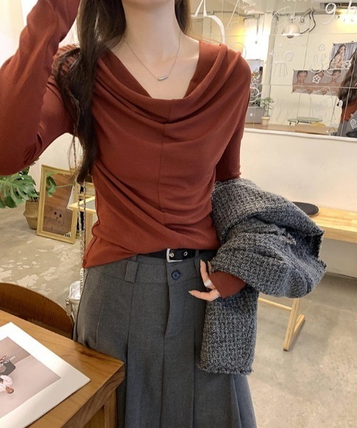 Dream garden(ドリームガーデン)の「ドレープネック&オフショルダー 2wayカシュクールTシャツ(Tシャツ/カットソー・レディース・ブラック/ブラウン/ベージュ/ホワイト/ワインレッド・FREE)」の5枚目の写真
