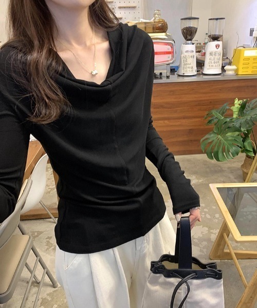 Dream garden(ドリームガーデン)の「ドレープネック&オフショルダー 2wayカシュクールTシャツ(Tシャツ/カットソー・レディース・ブラック/ブラウン/ベージュ/ホワイト/ワインレッド・FREE)」の10枚目の写真
