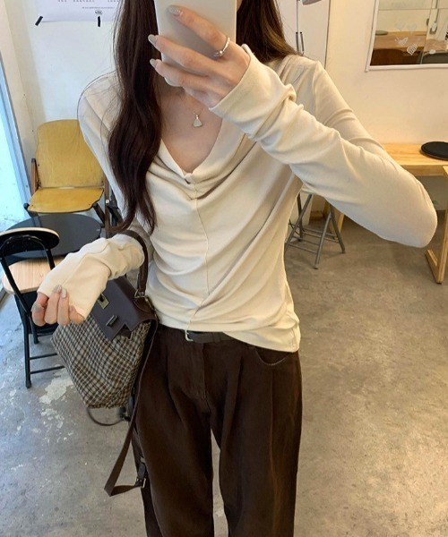 Dream garden(ドリームガーデン)の「ドレープネック&オフショルダー 2wayカシュクールTシャツ(Tシャツ/カットソー・レディース・ブラック/ブラウン/ベージュ/ホワイト/ワインレッド・FREE)」の17枚目の写真