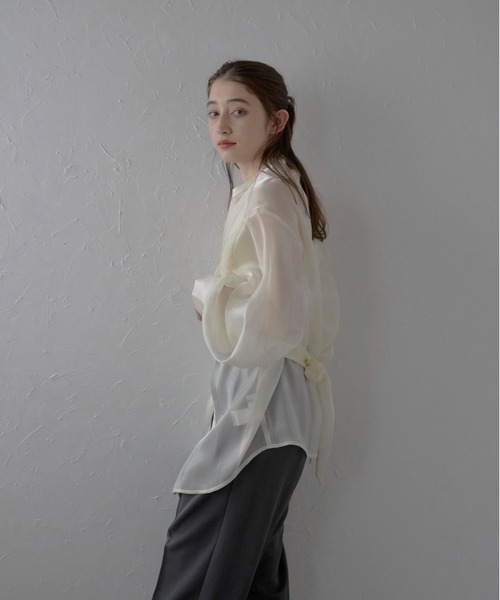 MINERTE(ミネルテ)の「【MINERTE】cross design blouse / 変形ブラウス(シャツ/ブラウス・レディース・ネイビー/アイボリー/ライトベージュ・FREE)」の4枚目の写真
