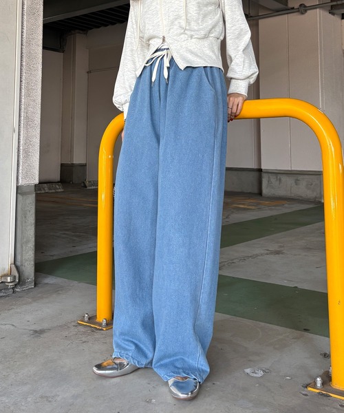 ISOOK（アイスー）の「【ISOOK / アイスー】リラックスワイドデニム / イージーパンツ ビックシルエット カーブ バレル ウエストゴム ウエストギャザー ハイウエスト ドロスト 総ゴム インディゴブルー ライトブルー ブラック 黒 ZOZOTOWN限定（デニムパンツ・レディース・ブラック/ライトブルー/ブルー・FREE）」の3枚目の写真