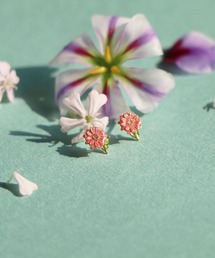 Zoule（ゾーラ）の「Zoule ゾーラ：FLOWER LETTER SERIES　flower letter５　花言葉　ガーベラ　ラベンダー　ピアス（ピアス（両耳用））」