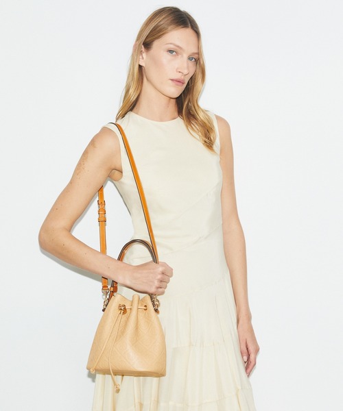 TORY BURCH(トリーバーチ)の「Tモノグラム ペブル バケットバッグ(ショルダーバッグ・レディース・ライトグレー/サンドベージュ/ホワイト・ONE SIZE)」の12枚目の写真