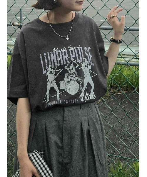 SM2（エスエムツー）の「[接触冷感]バンドモチーフアソートプリントTシャツ（Tシャツ/カットソー・レディース・グレー/チャコールグレー/サックスブルー/オフホワイト・F）」の2枚目の写真