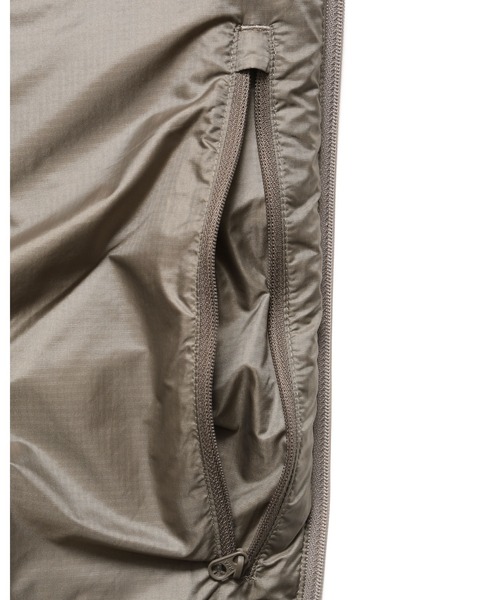 F.C.Real Bristol（エフシーレアルブリストル）の「EXPEDITION DOWN JACKET（ダウンジャケット/コート・メンズ・ベージュ/セージグリーン/ブラック・X-LARGE/LARGE/MEDIUM/SMALL/XX-LARGE）」の12枚目の写真