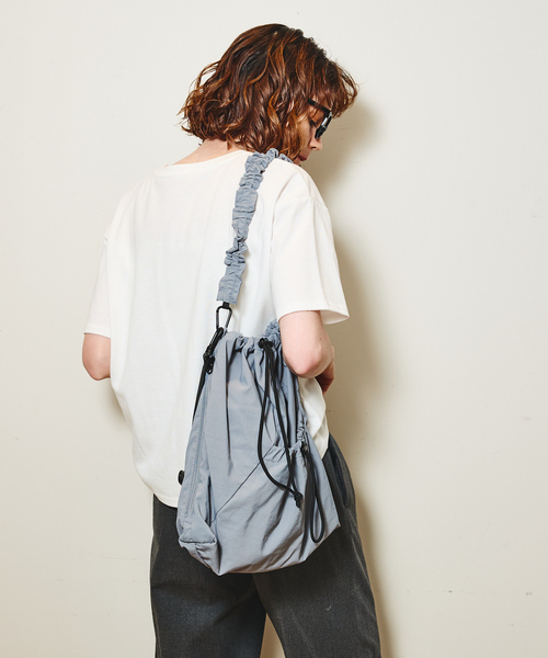 Uhr フリルハンドル ショルダーバッグ ○SOEUR/フリルハンドルショルダーバッグ/2WAY/A4サイズ対応