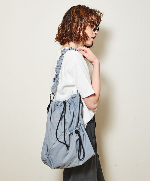 soeur(スール)の「●SOEUR/フリルハンドルショルダーバッグ/2WAY/A4サイズ対応/推し活にも使える(ショルダーバッグ・レディース・ブラック/クリーム/グレー・フリー)」の4枚目の写真