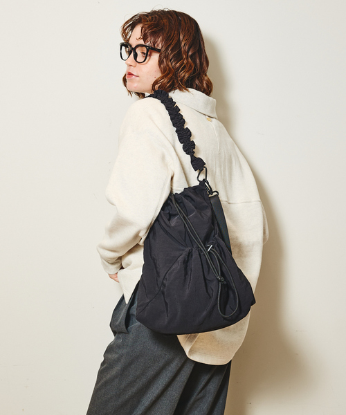 soeur(スール)の「●SOEUR/フリルハンドルショルダーバッグ/2WAY/A4サイズ対応/推し活にも使える(ショルダーバッグ・レディース・ブラック/クリーム/グレー・フリー)」の7枚目の写真