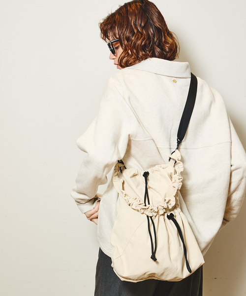 soeur(スール)の「●SOEUR/フリルハンドルショルダーバッグ/2WAY/A4サイズ対応/推し活にも使える(ショルダーバッグ・レディース・ブラック/クリーム/グレー・フリー)」の13枚目の写真