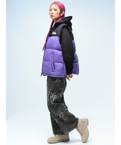 FIRST DOWN(ファーストダウン)の「パッカブル フルジップ ダウンベスト FDUSA LIGHT BUBBLE DOWN VEST F942012(ダウンベスト・メンズ・パープル/ブラック・LL/L/M)」の4枚目の写真