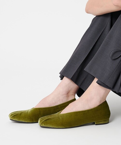 BEAUTY&YOUTH UNITED ARROWS（ビューティーアンドユースユナイテッドアローズ）の「ギャザートゥ ベルベット フラットシューズ（パンプス・レディース・ブラック/ケリーグリーン・36h/37h/37/36）」の3枚目の写真